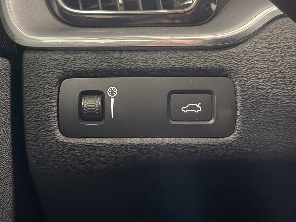 Used 2022 Volvo XC60 B5 Momentum AWD/4WD image 14