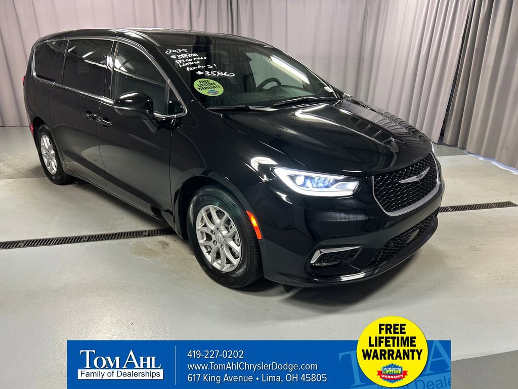 Used 2025 Chrysler Pacifica Select image 1