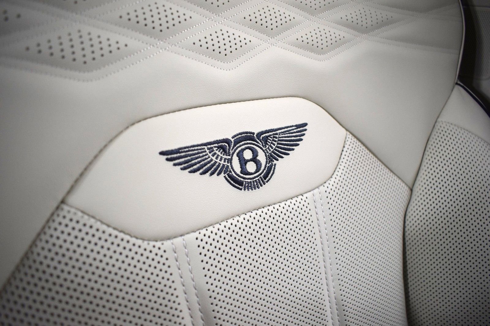 New 2025 Bentley Bentayga AWD/4WD image 38