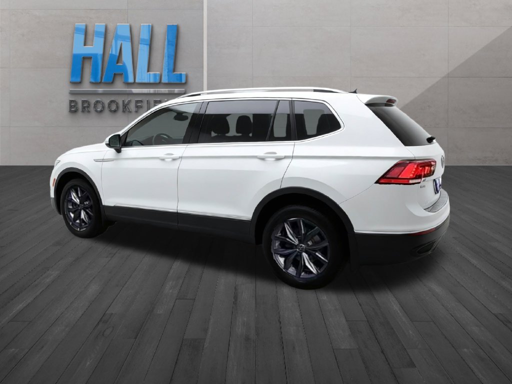 Certified 2022 Volkswagen Tiguan SE w/ Panoramic Sunroof Package AWD/4WD image 4
