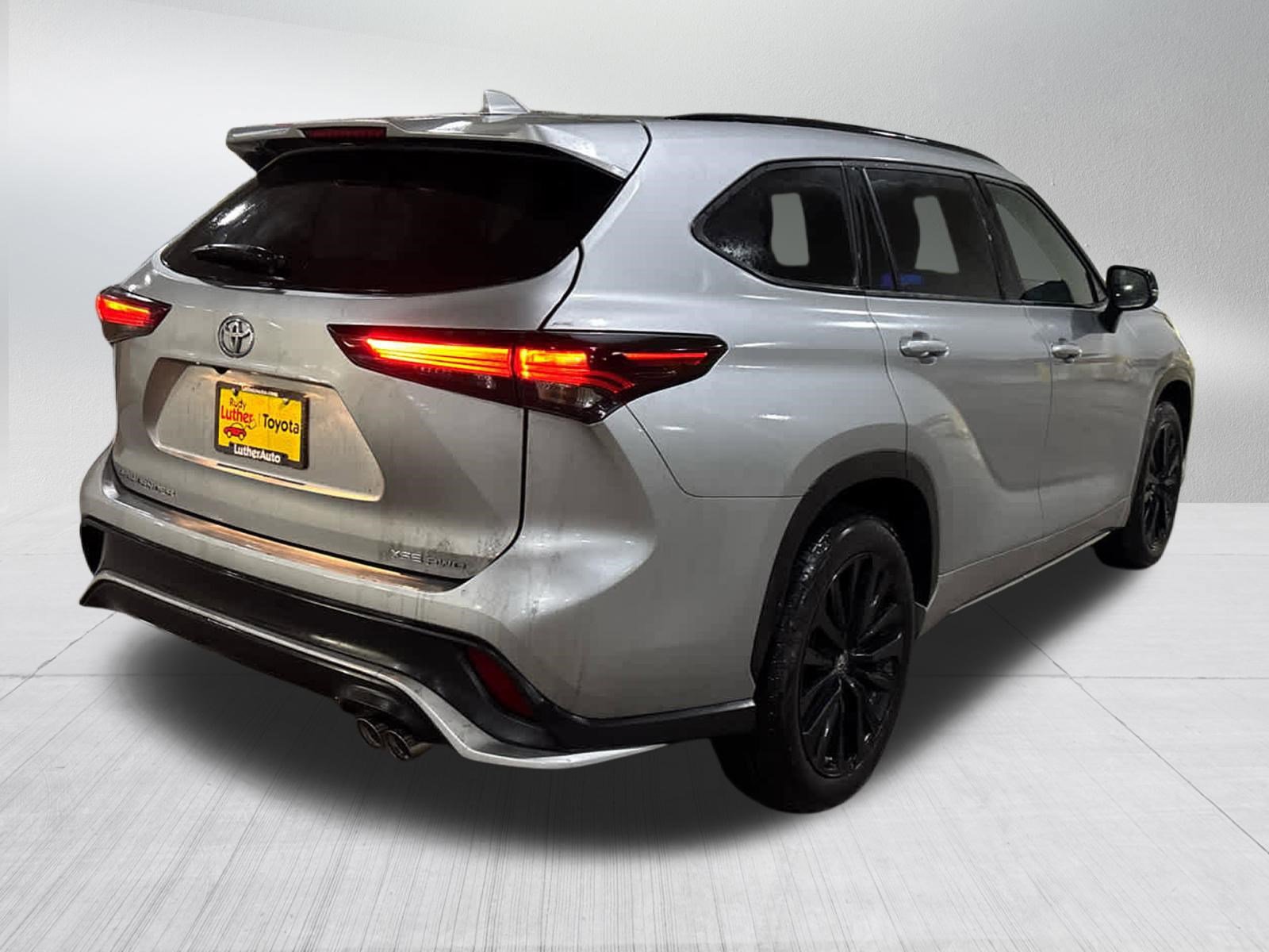 Used 2025 Toyota Highlander XSE image 11