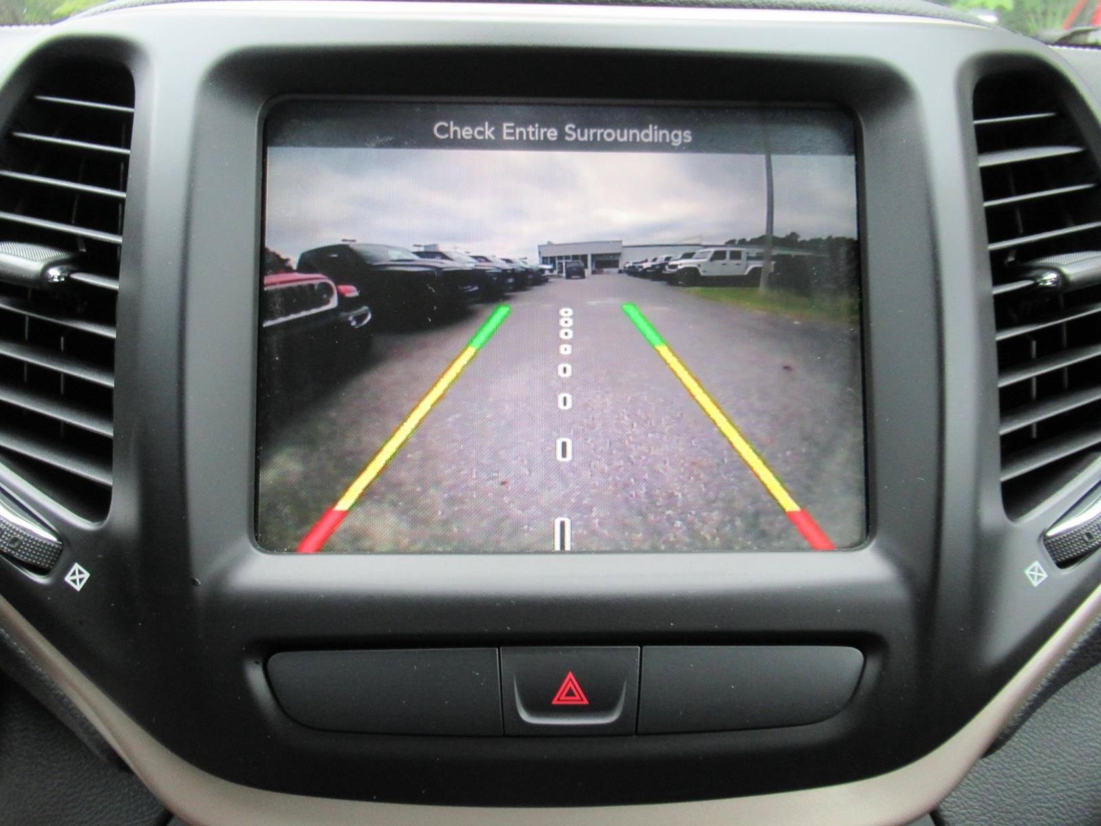 Used 2015 Jeep Cherokee Latitude w/ Cold Weather Group AWD/4WD image 31