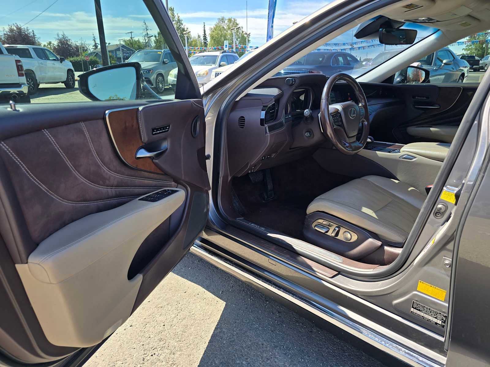 Used 2018 Lexus LS 500 w/ Accessory Package (Z2) image 17