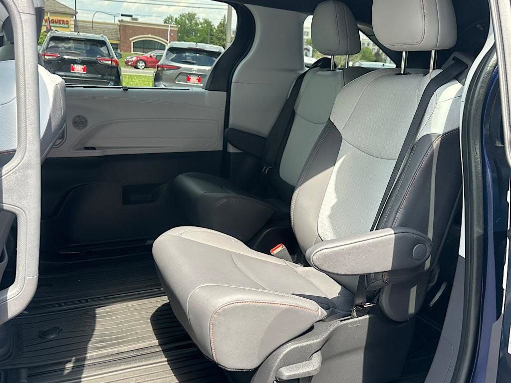 Certified 2022 Toyota Sienna XSE AWD/4WD image 17
