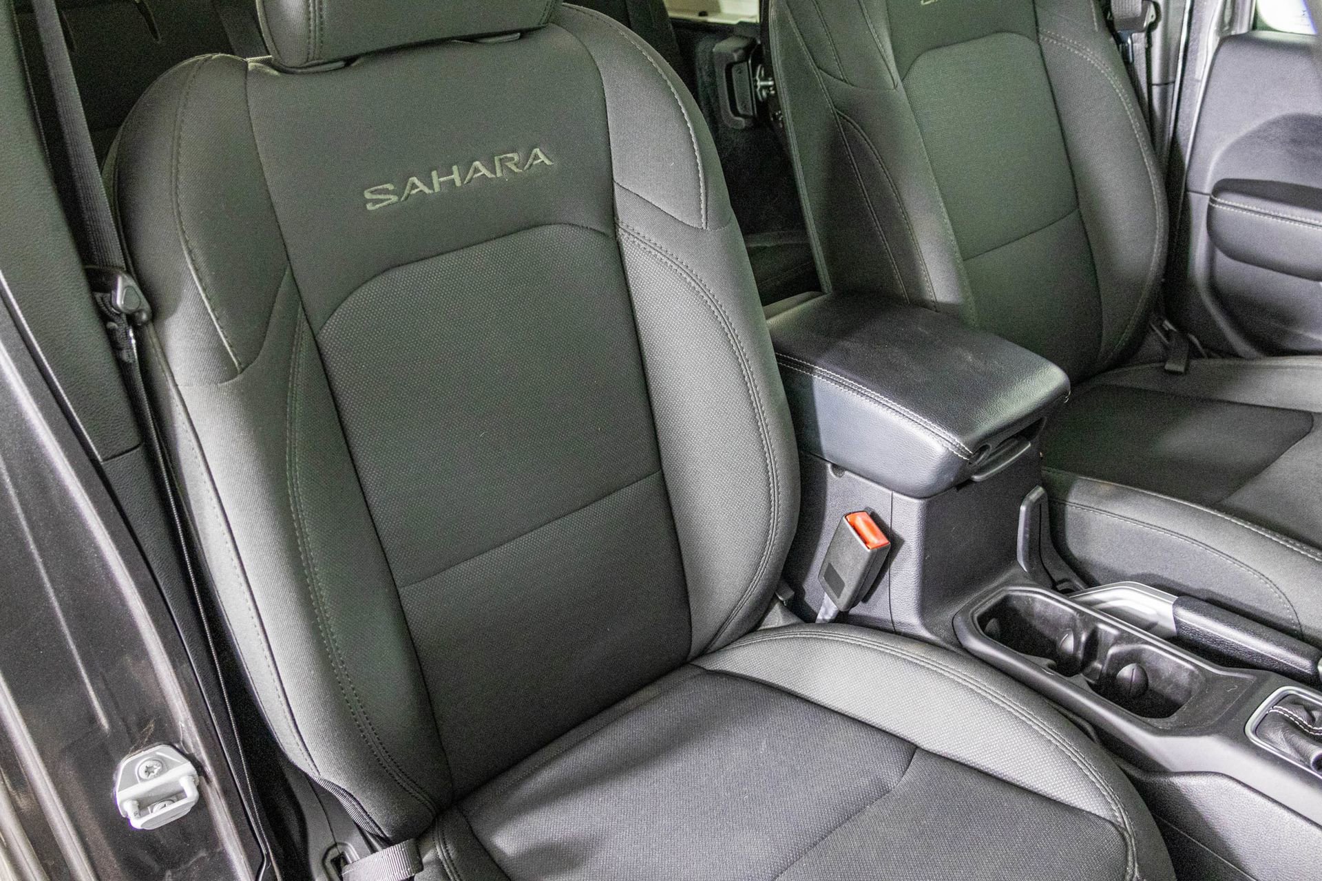 Used 2018 Jeep Wrangler Unlimited Sahara image 40