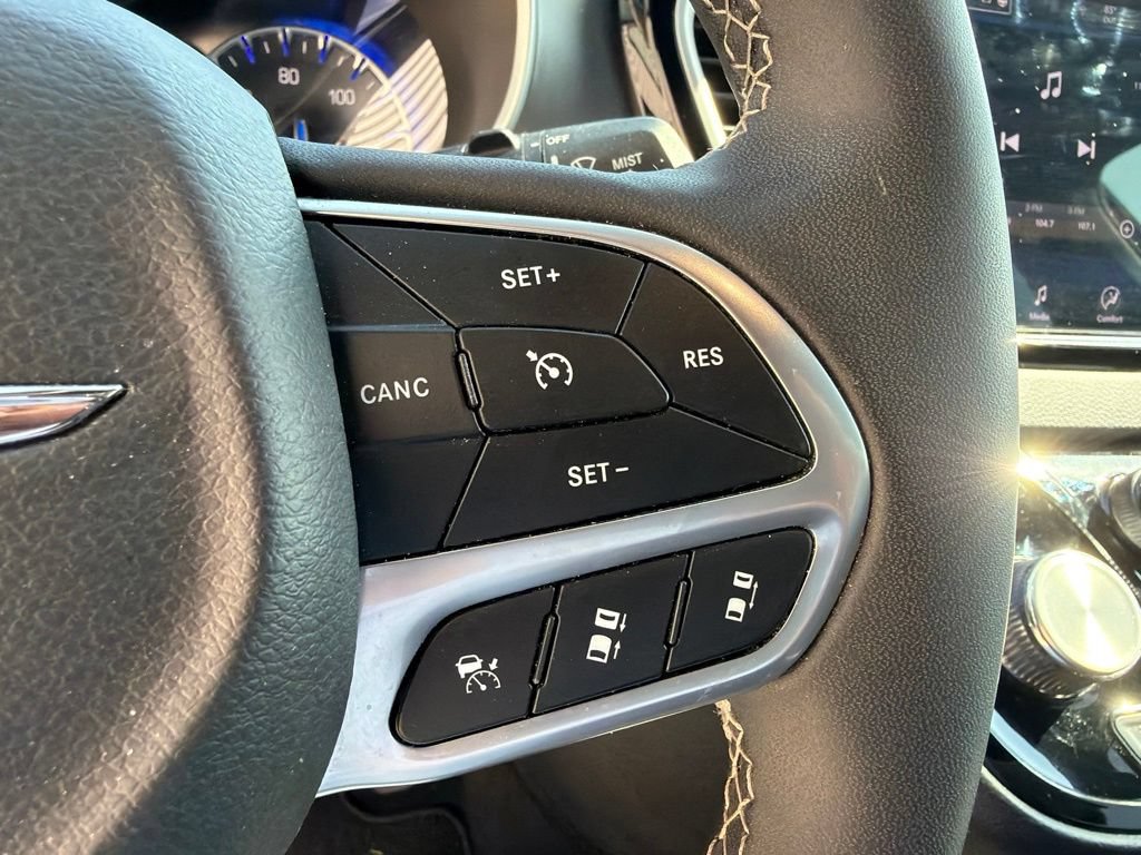 Used 2025 Chrysler Pacifica Select FWD image 30