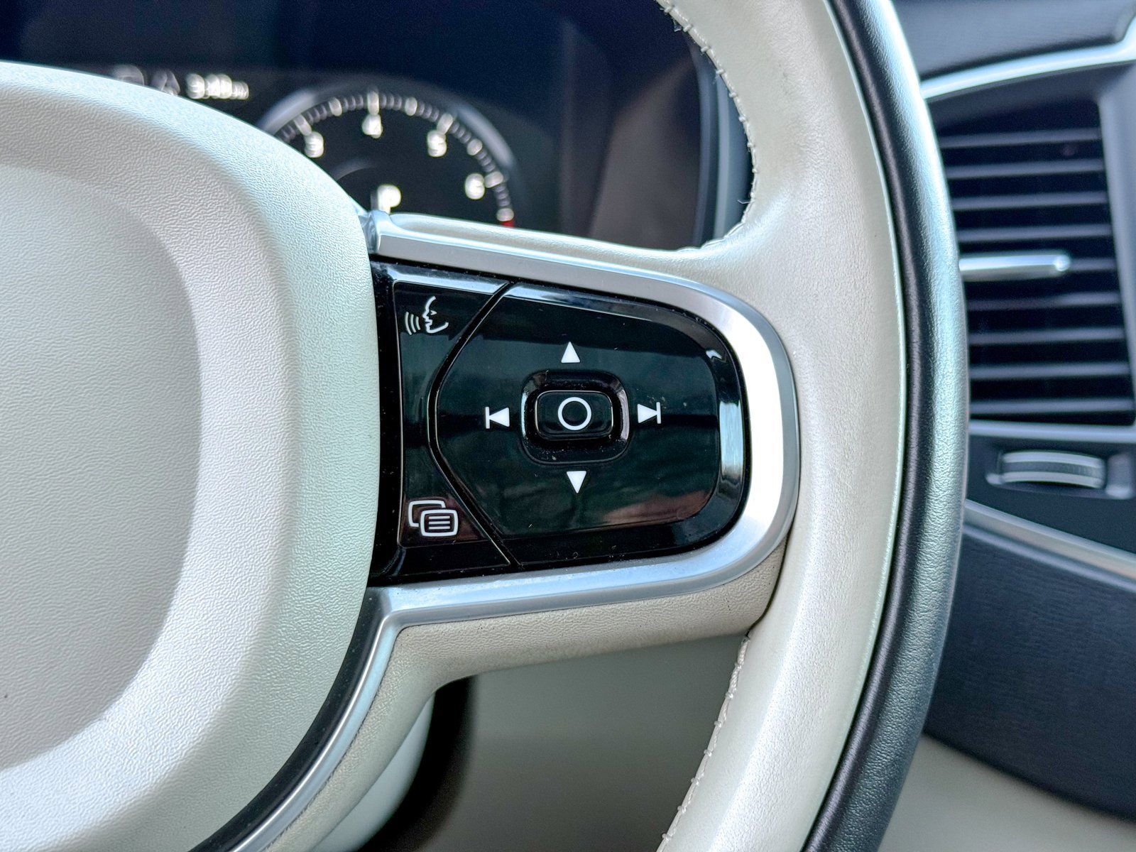 Used 2022 Volvo XC90 T5 Momentum w/ Climate Package image 41