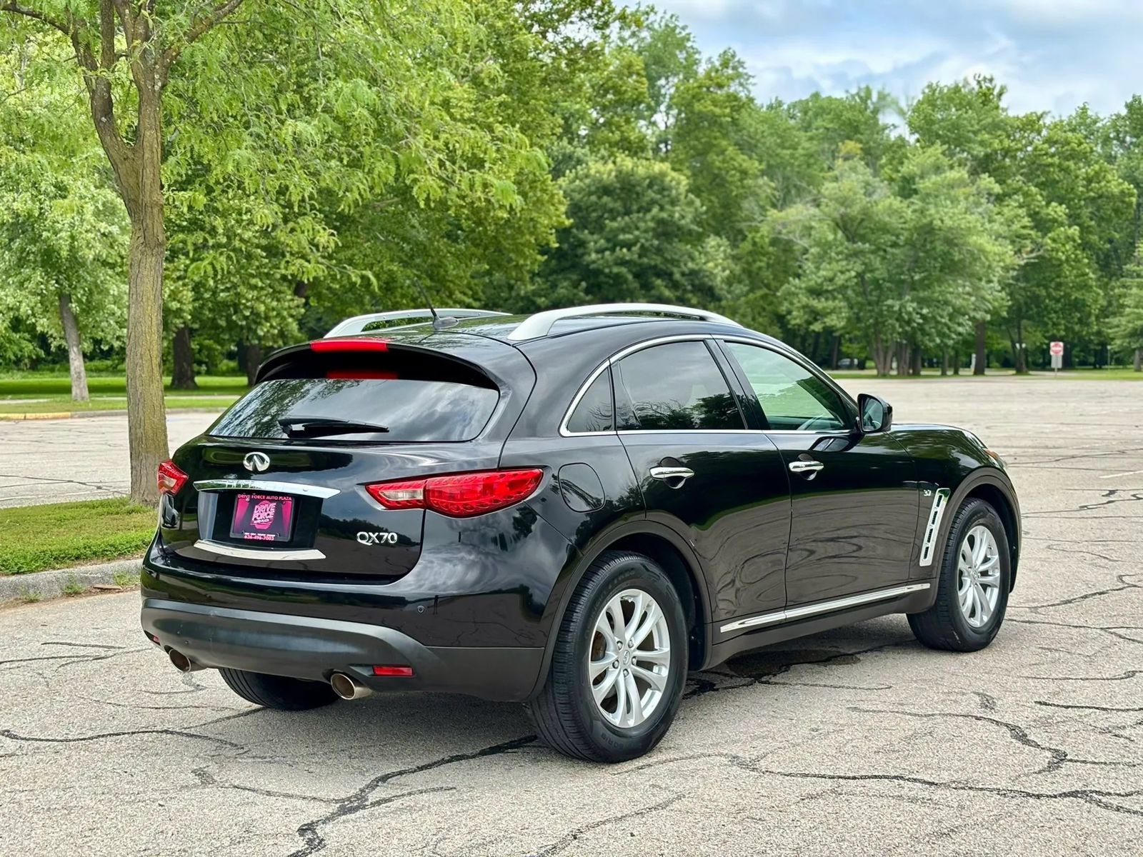 Used 2017 INFINITI QX70 AWD w/ Premium Package image 5
