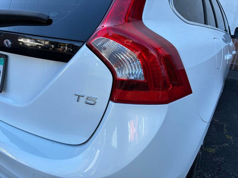 Used 2015 Volvo V60 T5 Premier w/ 19" Sport Package FWD image 12