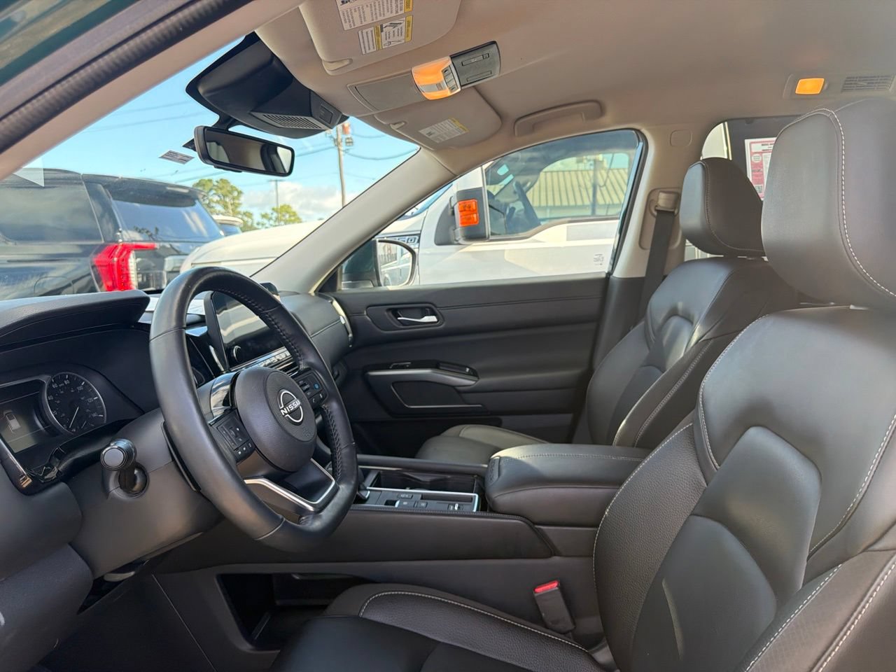 Used 2025 Nissan Pathfinder SL FWD image 8