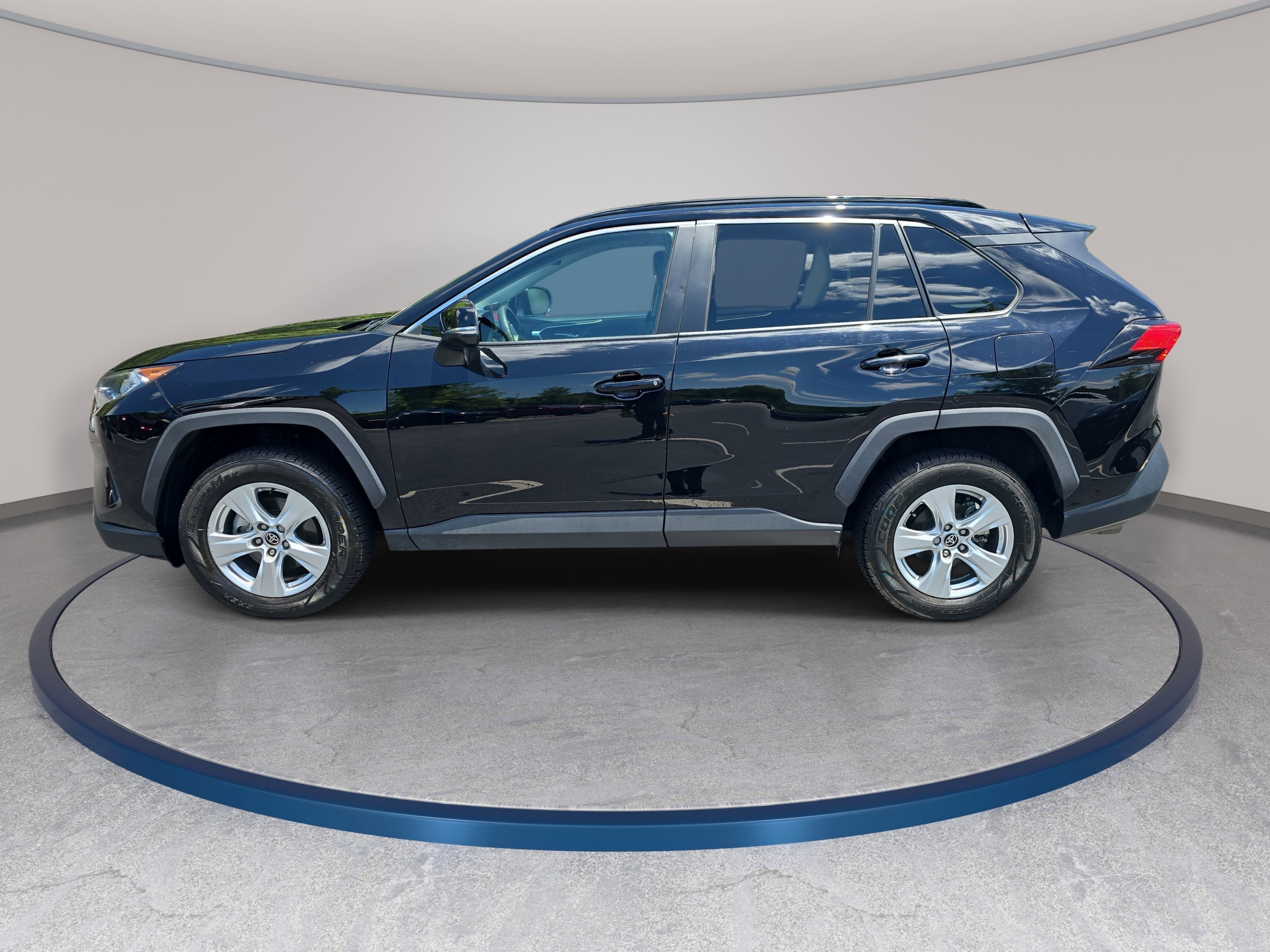 Used 2021 Toyota RAV4 XLE w/ Convenience Package FWD image 8