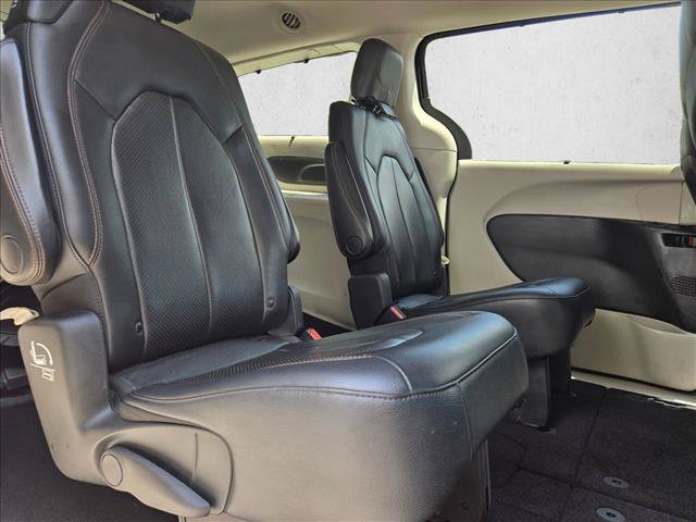 Used 2019 Chrysler Pacifica Touring-L FWD image 21