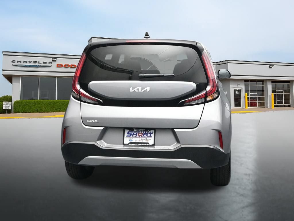Used 2025 Kia Soul LX w/ LX Technology Package FWD image 4