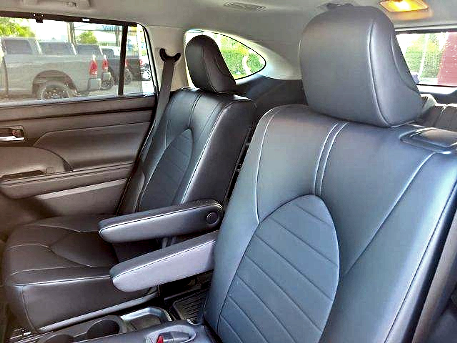 Used 2023 Toyota Highlander XLE FWD image 14