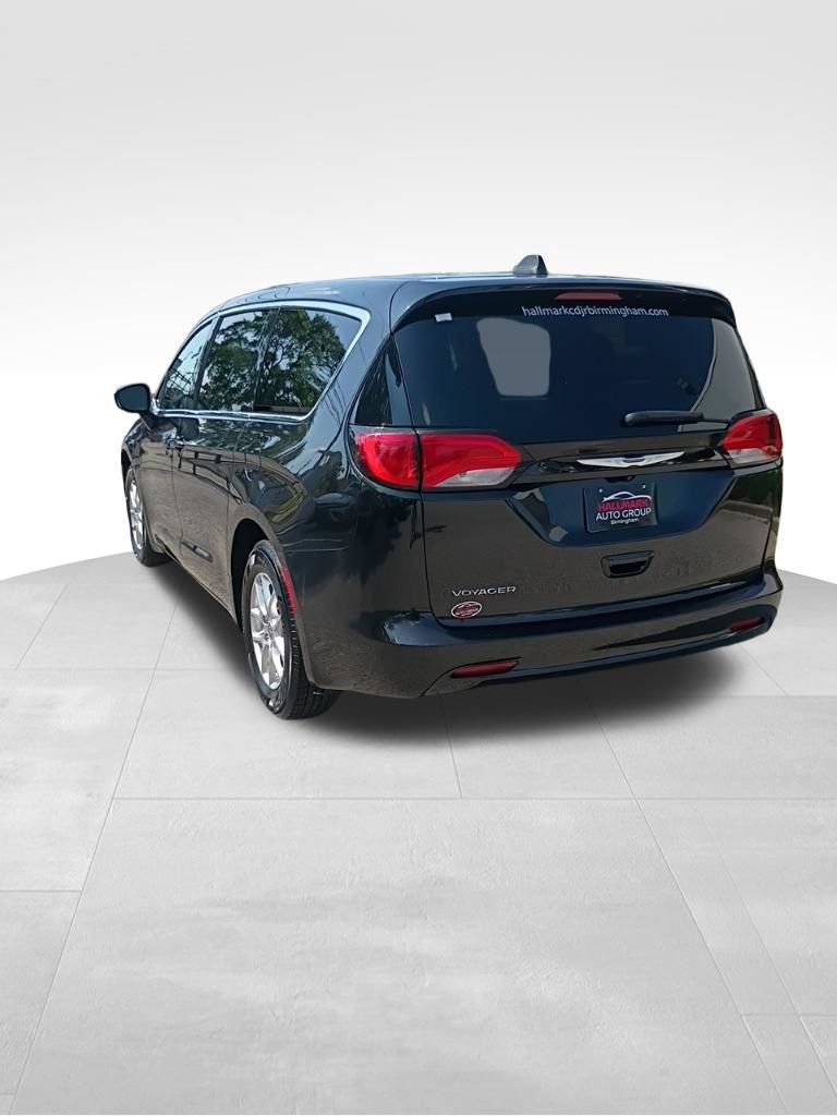 Used 2022 Chrysler Voyager LX FWD image 5
