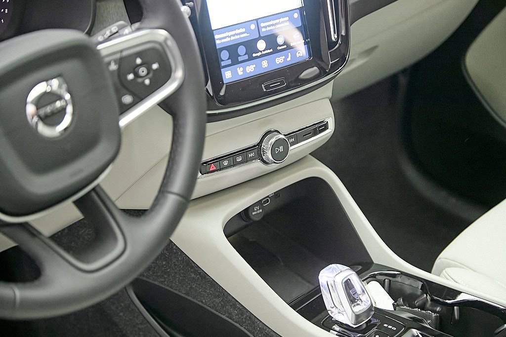 Certified 2025 Volvo XC40 B5 Ultra AWD/4WD image 15