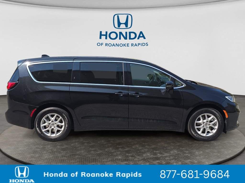 Used 2023 Chrysler Pacifica Touring-L image 6