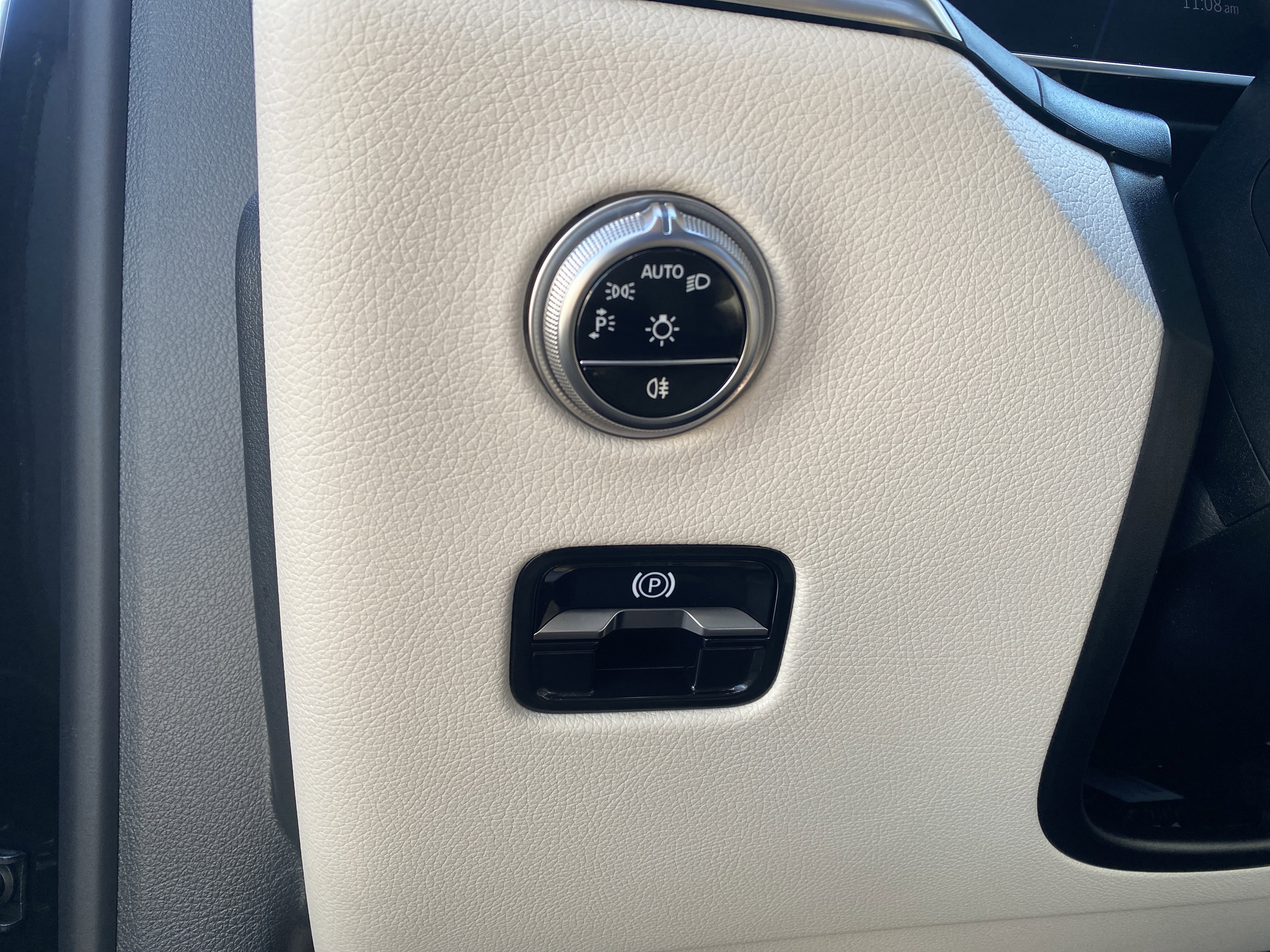 Used 2025 Mercedes-Benz GLC 300 4MATIC image 15