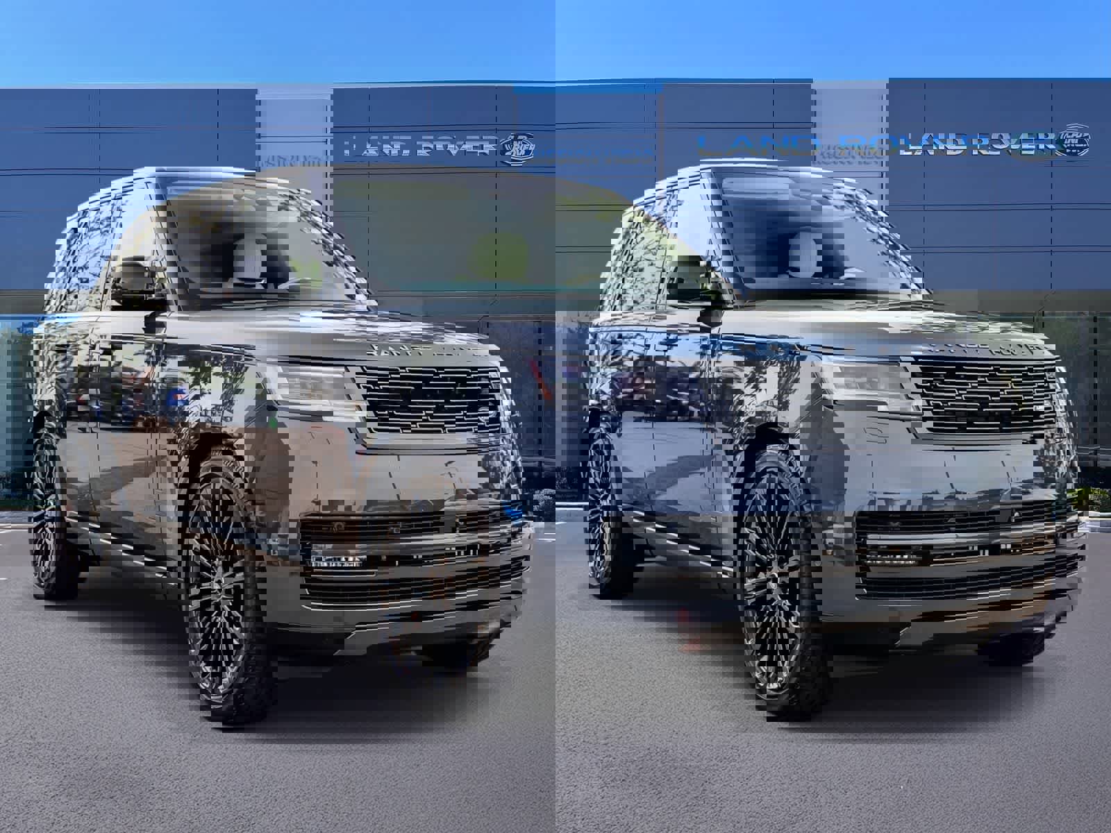 Used 2025 Land Rover Range Rover SE image 3