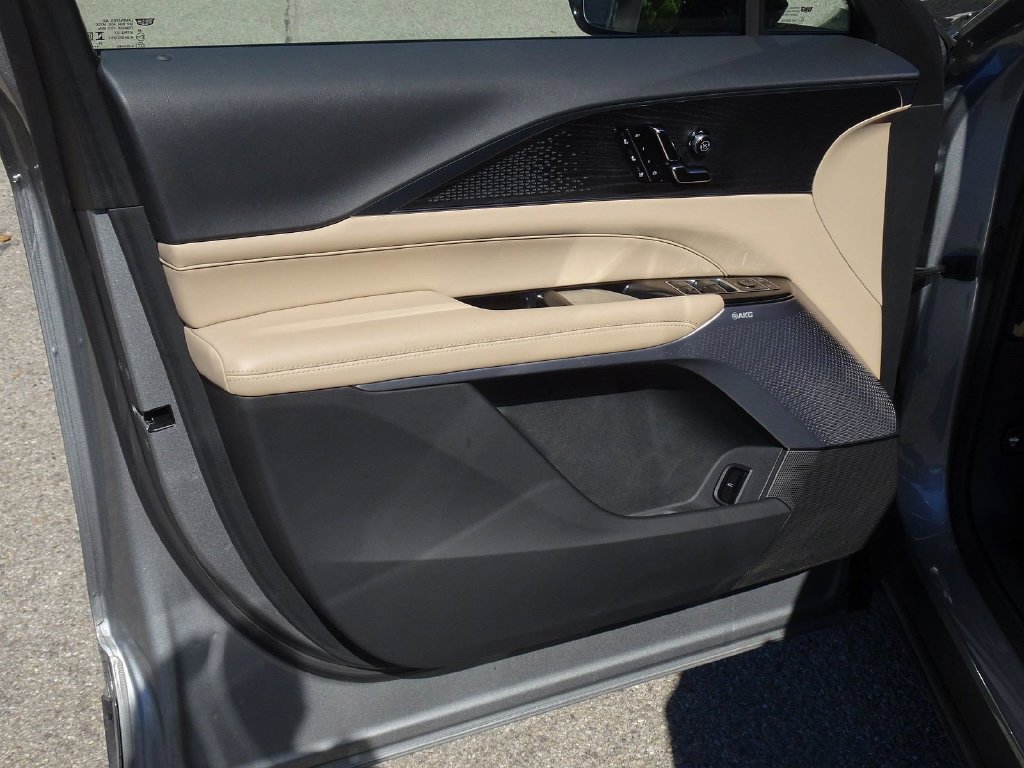 Used 2026 Cadillac Lyriq Signature Luxury w/ Nappa Leather Package AWD/4WD image 6