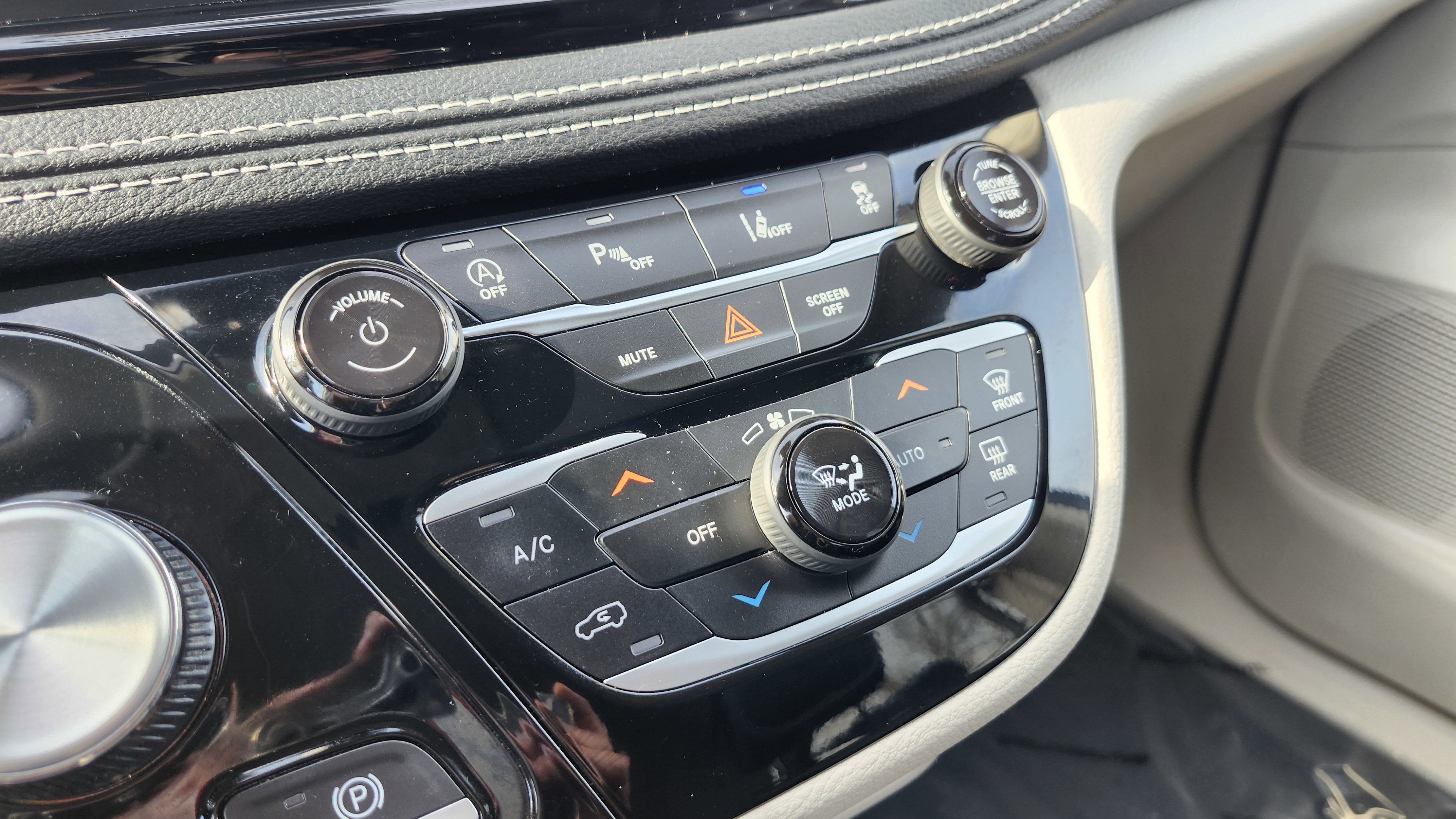 Used 2023 Chrysler Pacifica Touring-L image 32