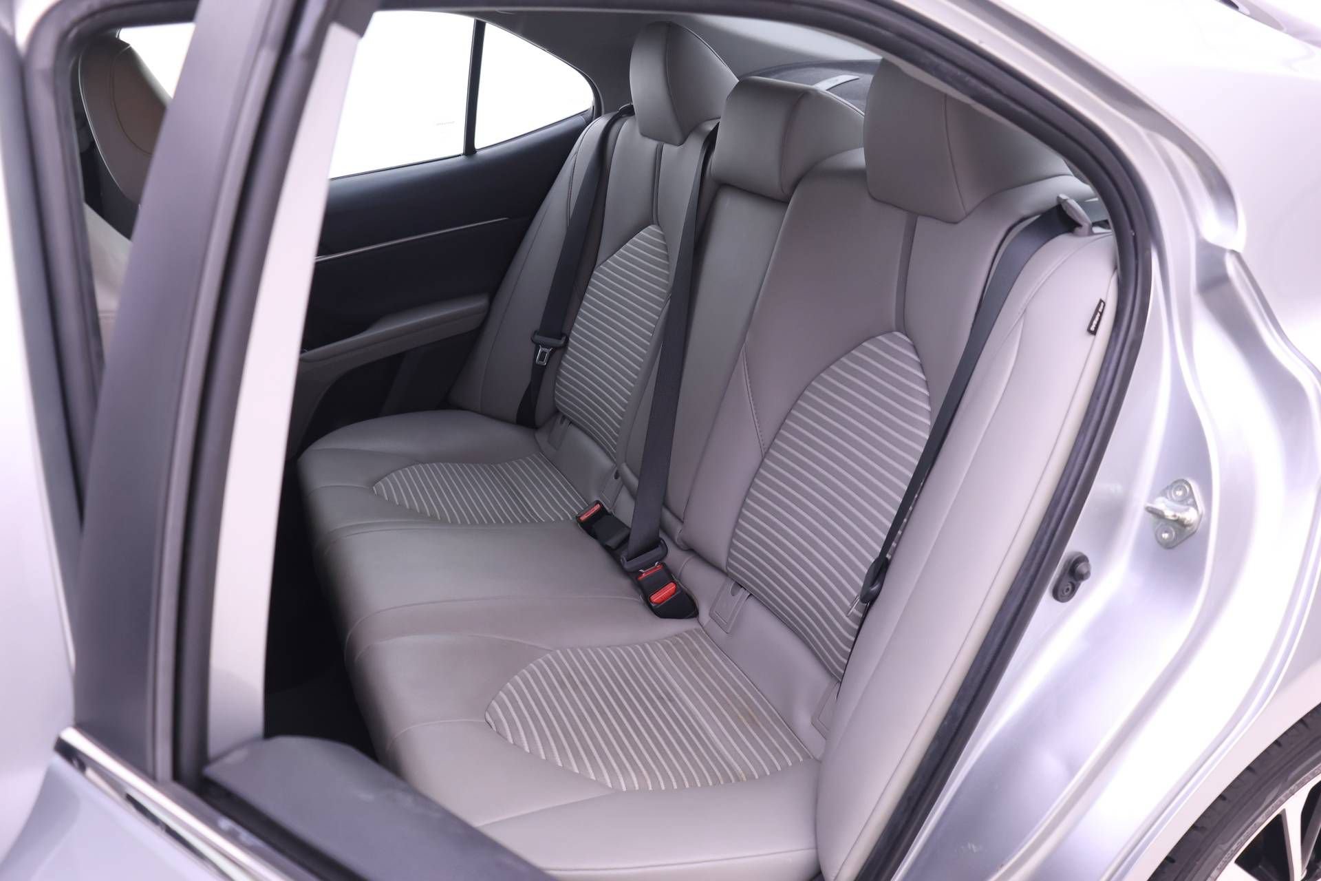 Used 2020 Toyota Camry SE FWD image 11