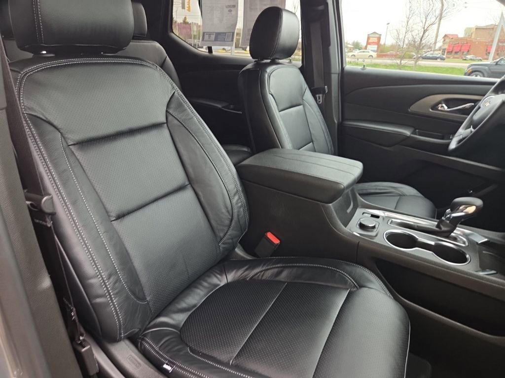 Used 2023 Chevrolet Traverse LT FWD image 24