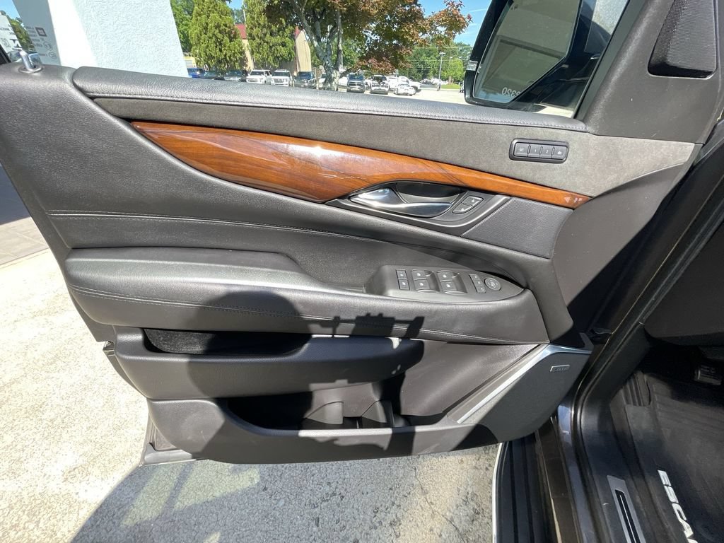 Used 2020 Cadillac Escalade ESV Luxury AWD/4WD image 22