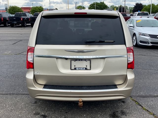 Used 2013 Chrysler Town & Country Touring FWD image 14