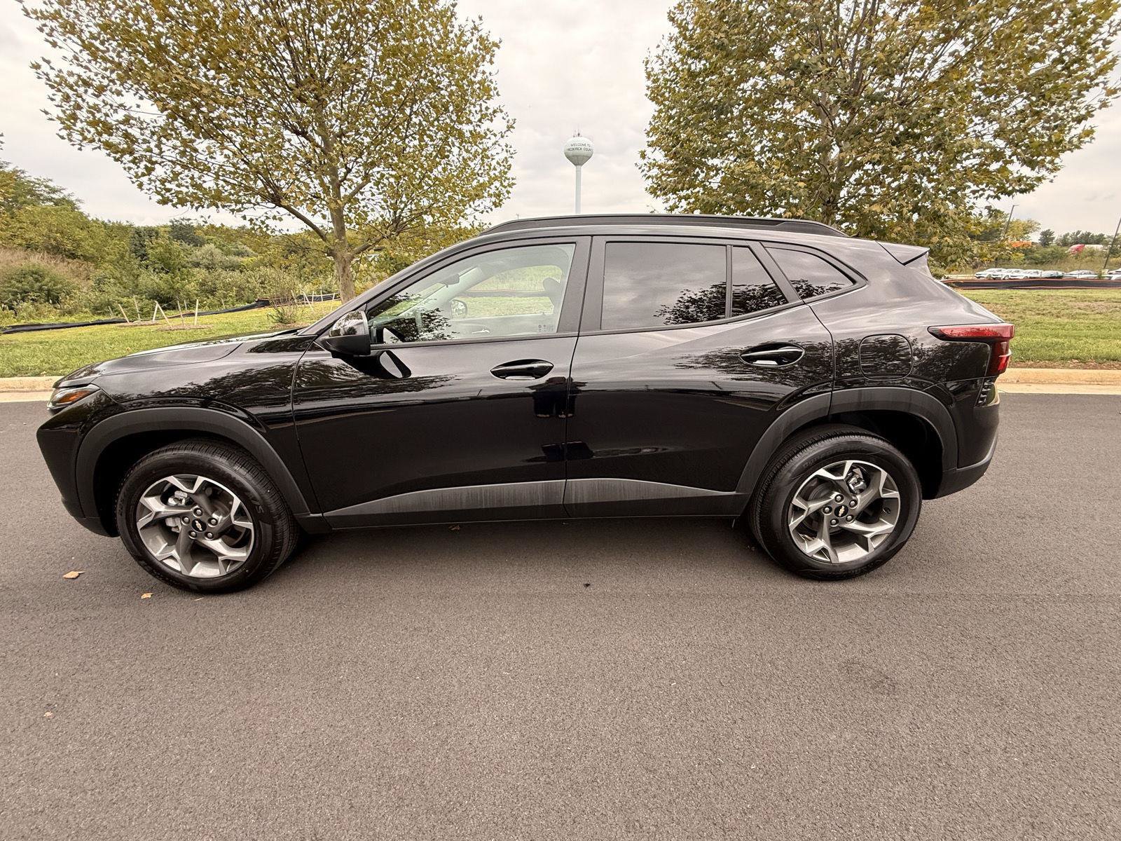 Used 2025 Chevrolet Trax LT FWD image 8