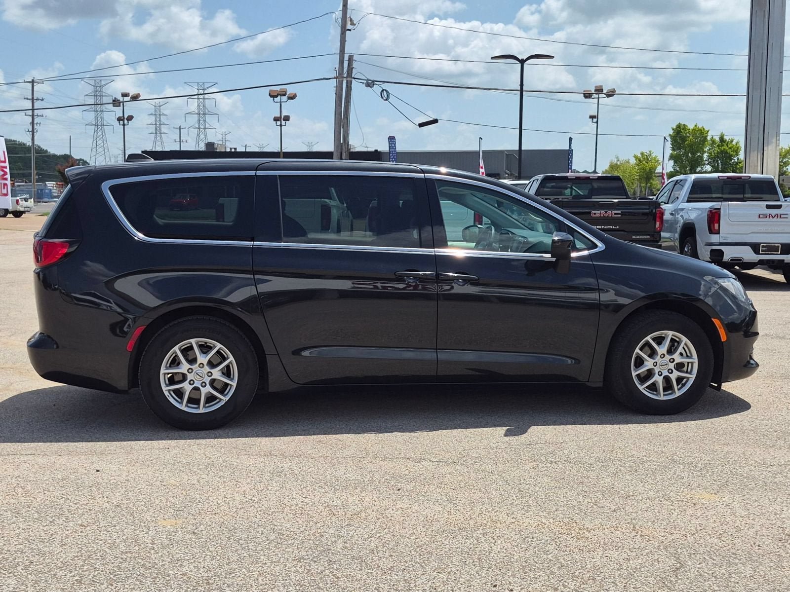 Used 2023 Chrysler Voyager LX FWD image 7