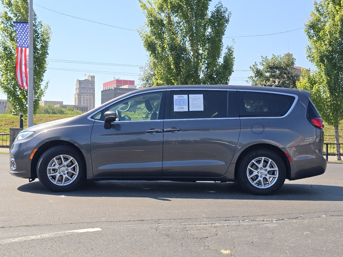 Used 2023 Chrysler Pacifica Touring-L FWD image 20
