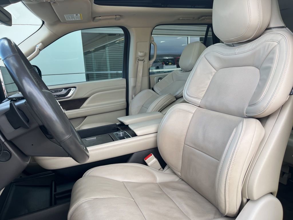Used 2019 Lincoln Navigator Reserve image 16