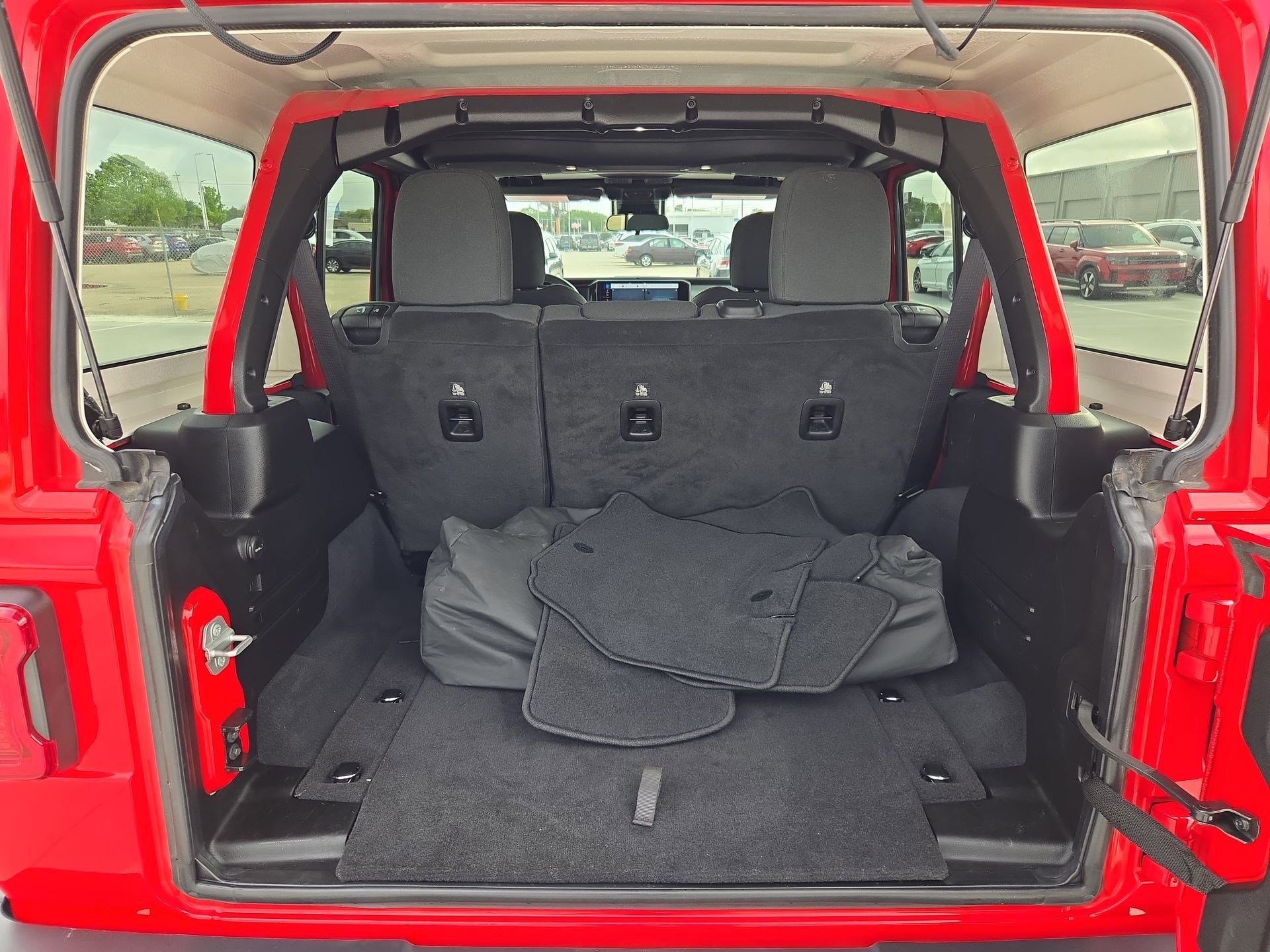 Used 2025 Jeep Wrangler Sahara AWD/4WD image 29