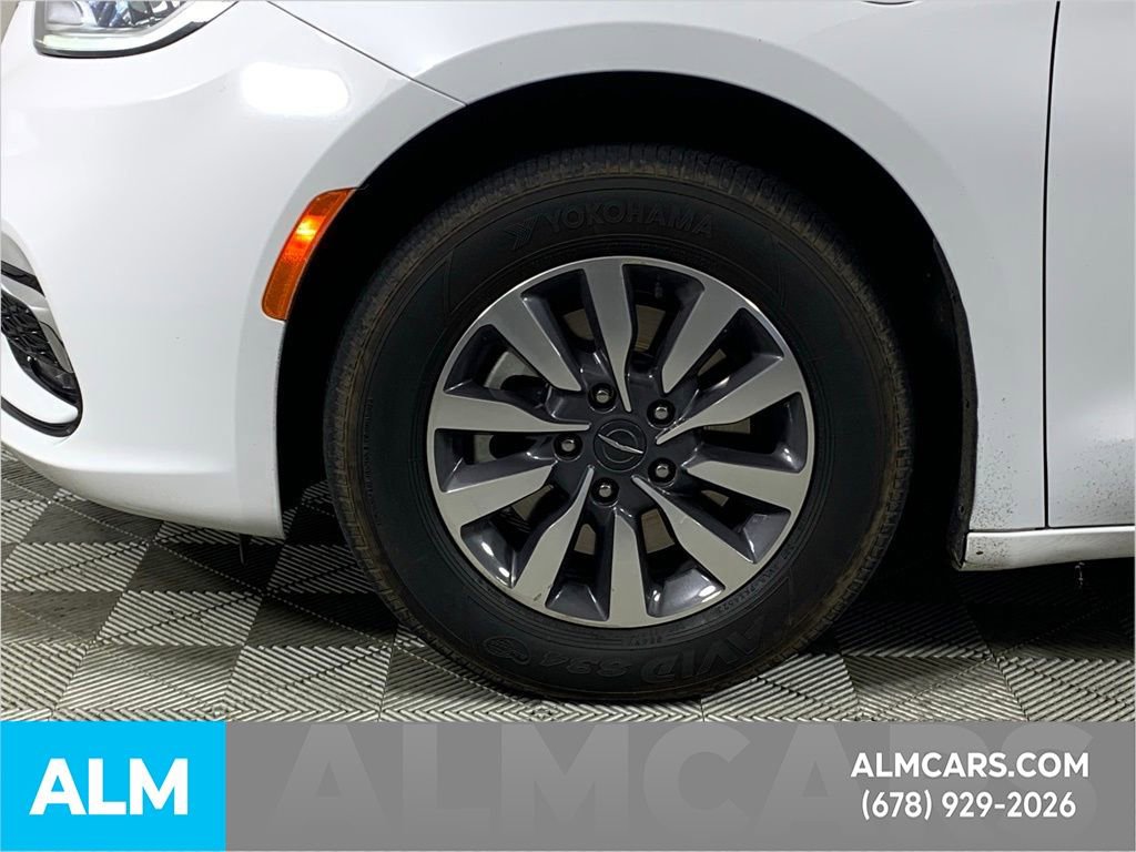 Used 2024 Chrysler Pacifica Select image 17
