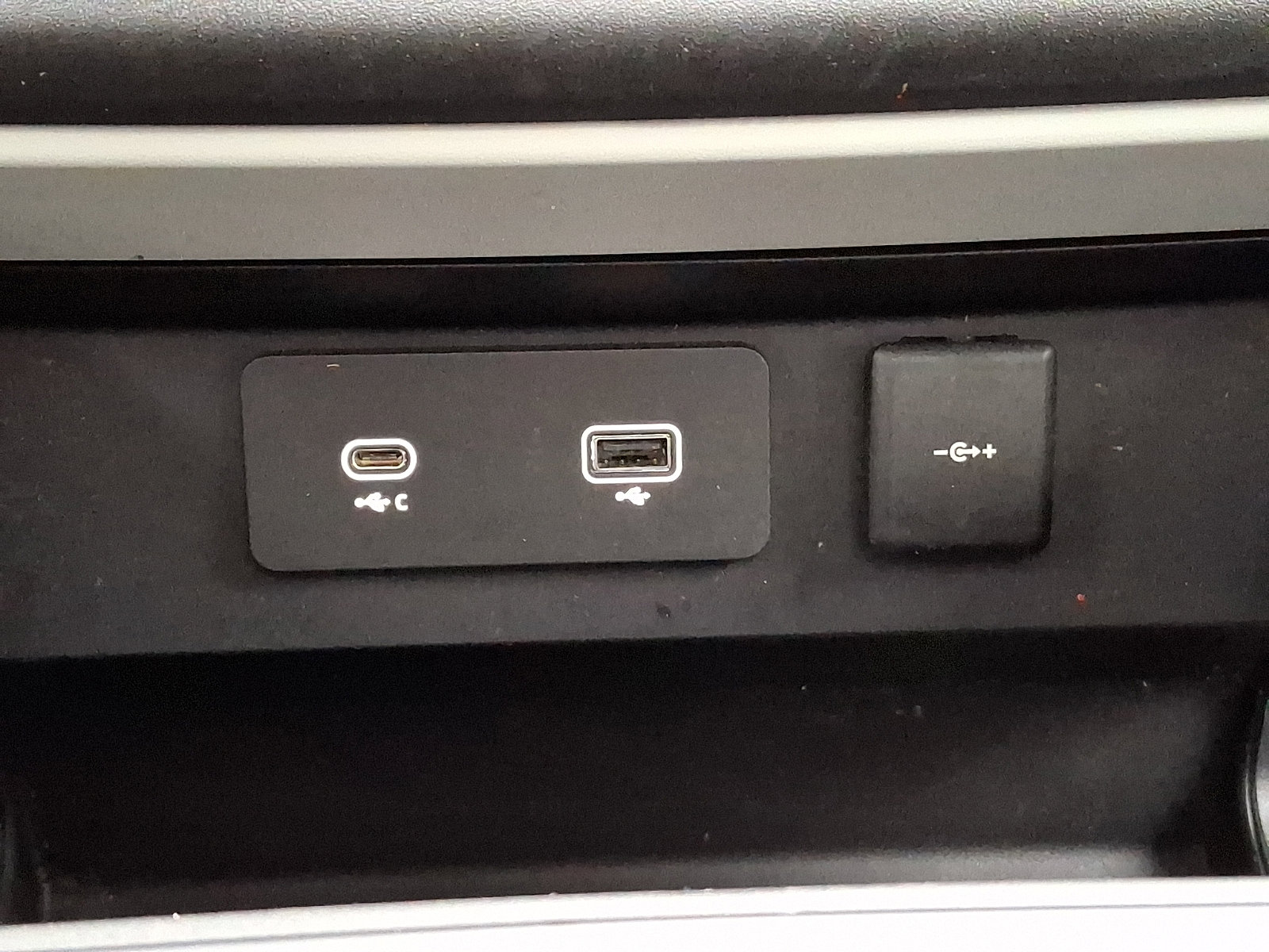 Used 2023 Land Rover Defender 90 S image 24