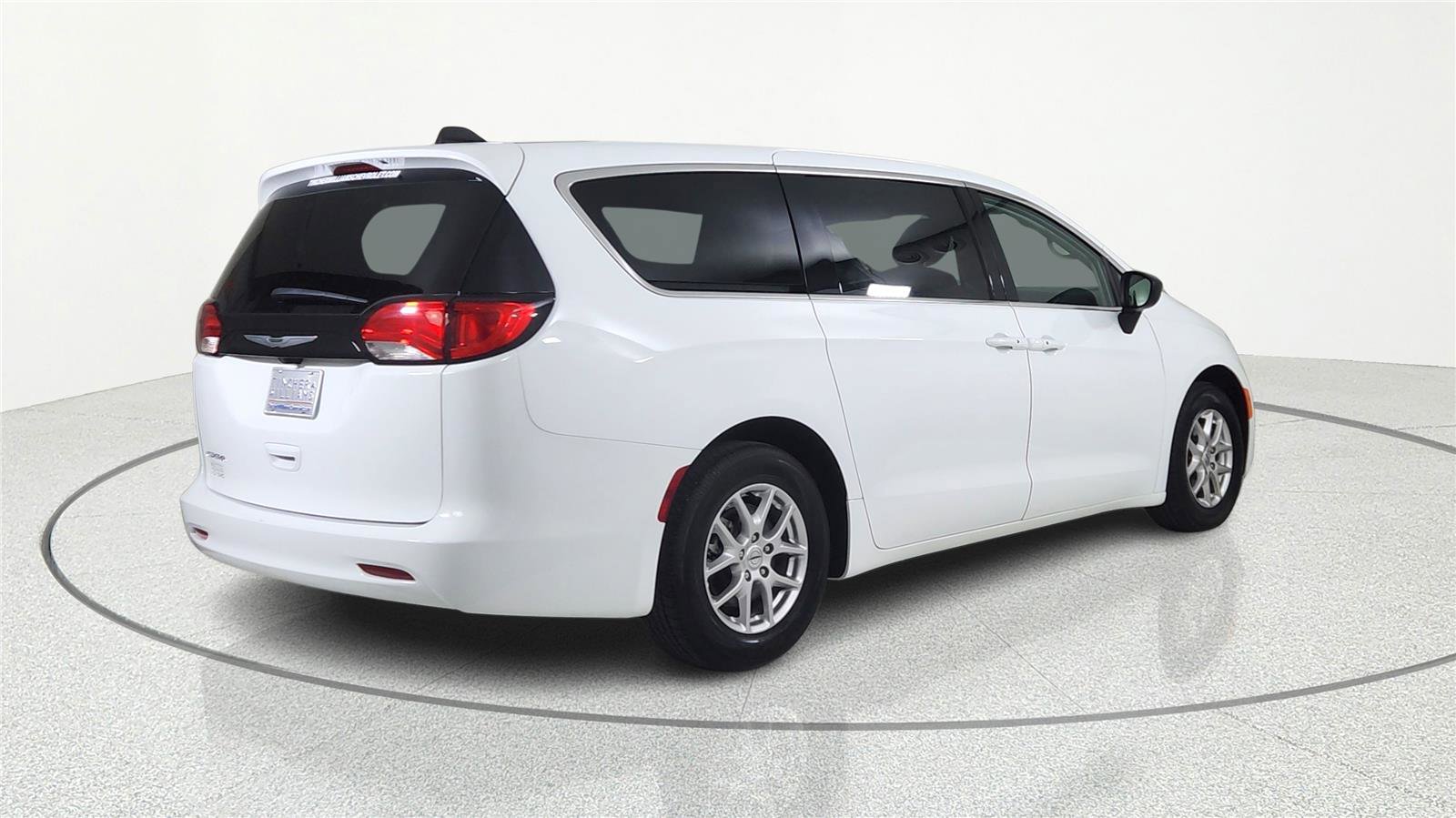 Used 2024 Chrysler Voyager LX FWD image 4