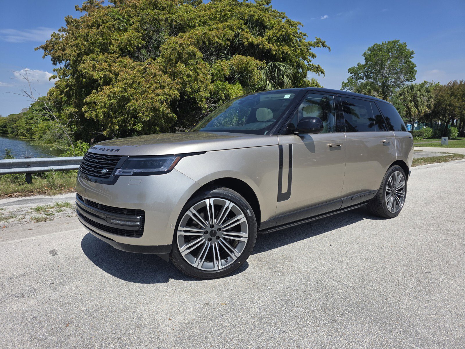New 2026 Land Rover Range Rover Long Wheelbase SE AWD/4WD image 1