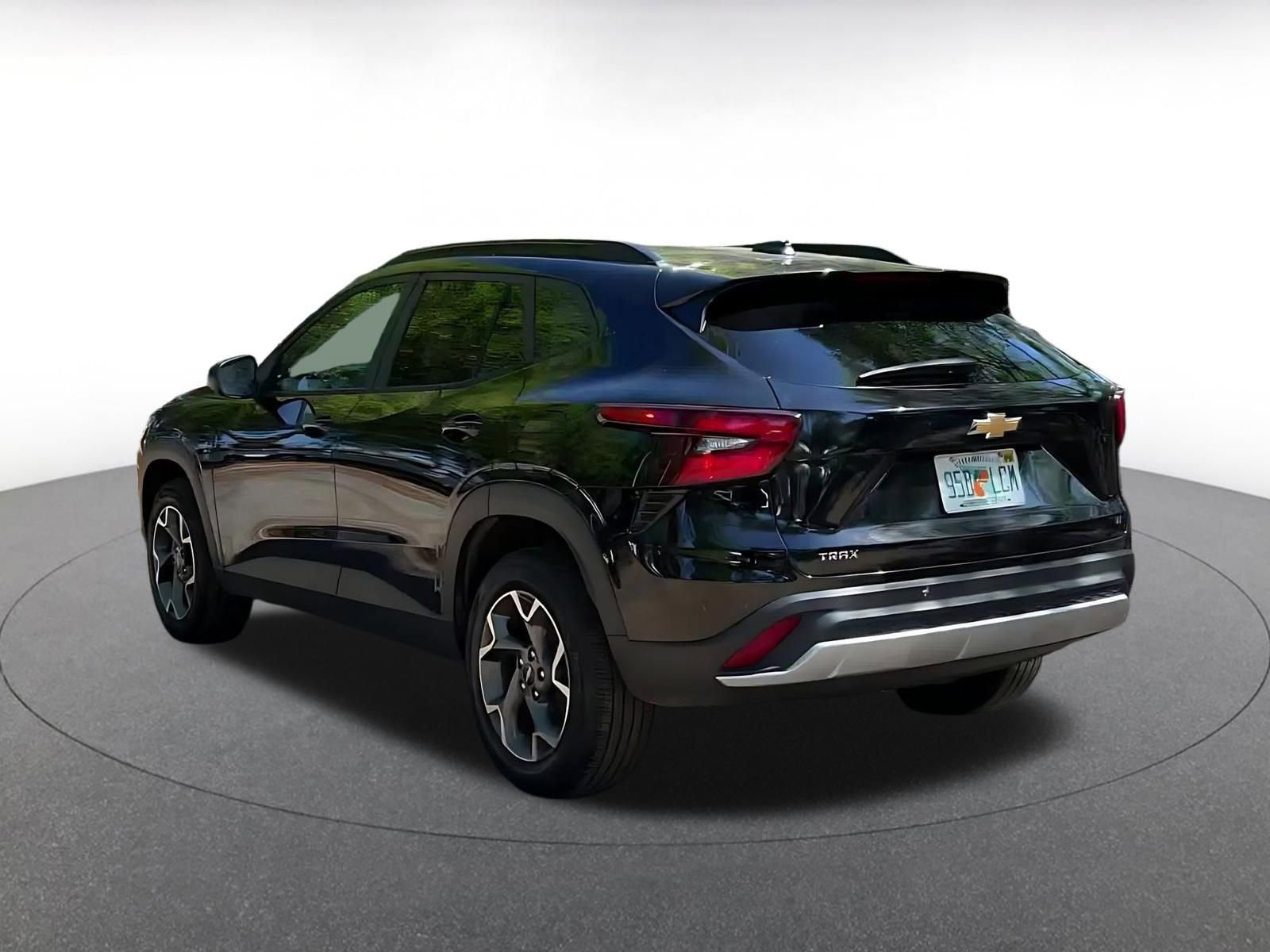 Used 2025 Chevrolet Trax LT FWD image 11
