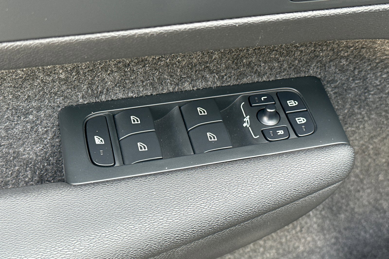 Certified 2025 Volvo XC40 B5 Plus image 13