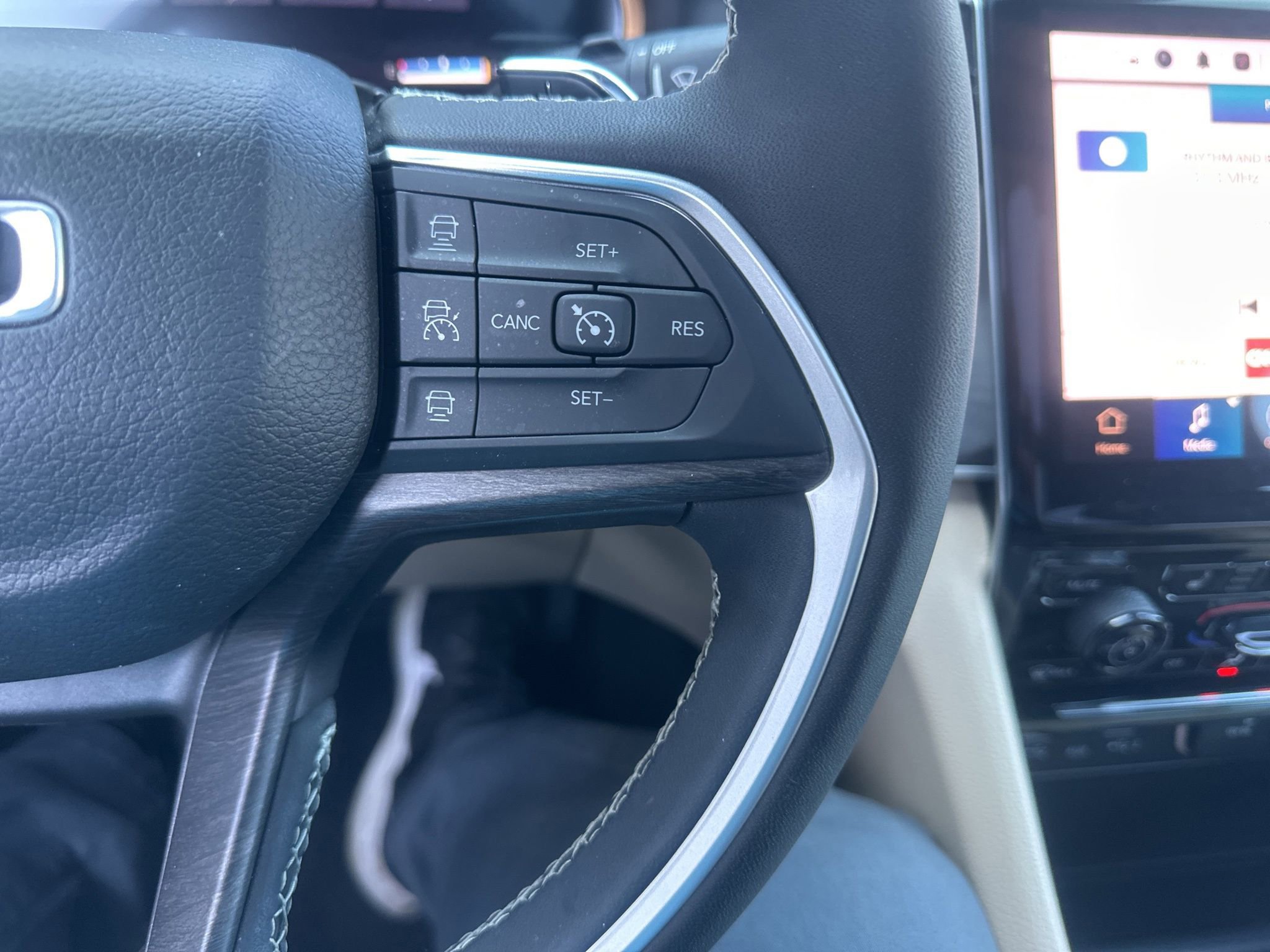 Used 2023 Jeep Grand Cherokee Limited image 28