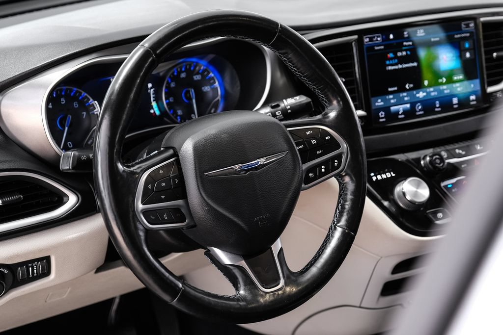 Used 2021 Chrysler Pacifica Touring-L FWD image 12