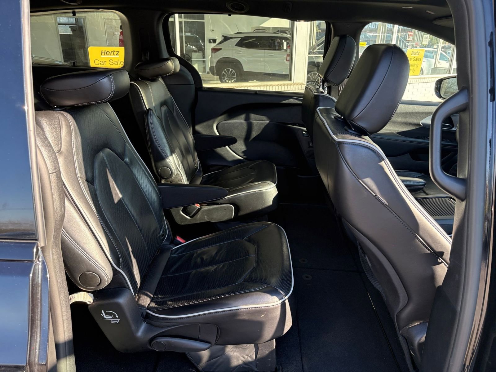 Used 2025 Chrysler Pacifica Limited image 29