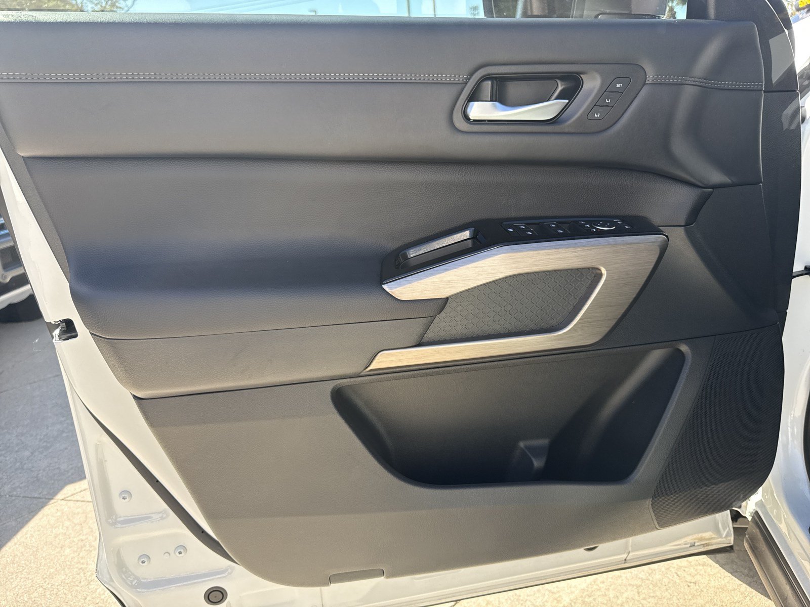 Used 2025 Nissan Pathfinder Platinum w/ Cargo Package AWD/4WD image 14