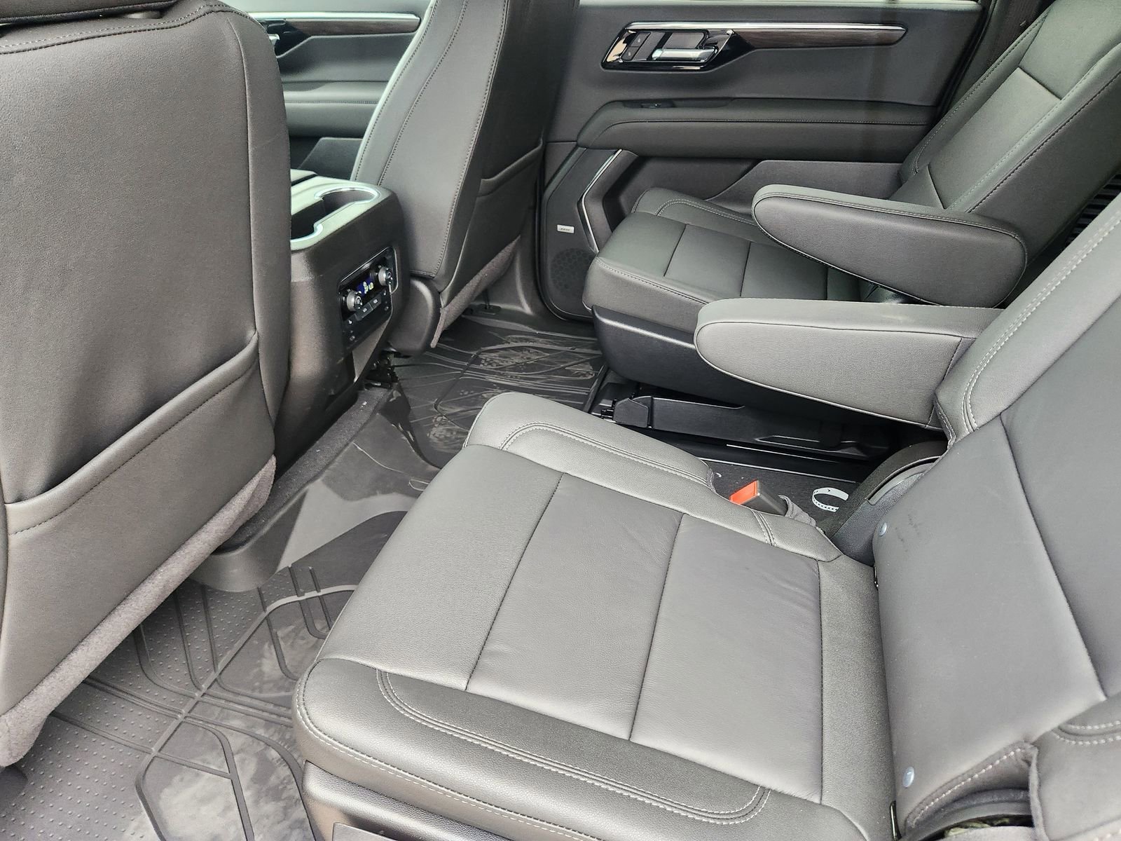 New 2026 Chevrolet Suburban LT image 11