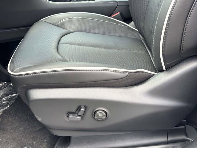 New 2027 Chrysler Pacifica Limited FWD image 15