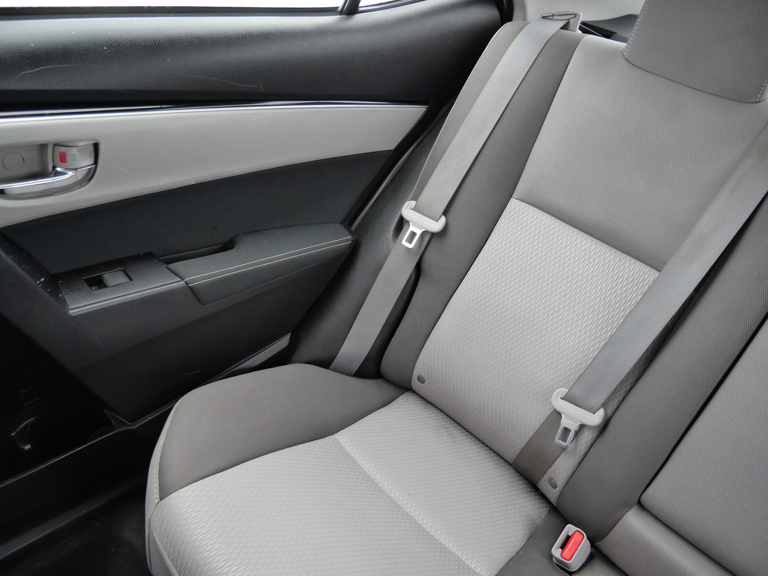 Used 2018 Toyota Corolla LE image 12