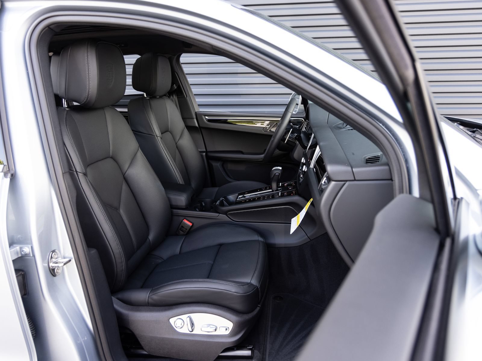 Certified 2026 Porsche Macan AWD/4WD image 33