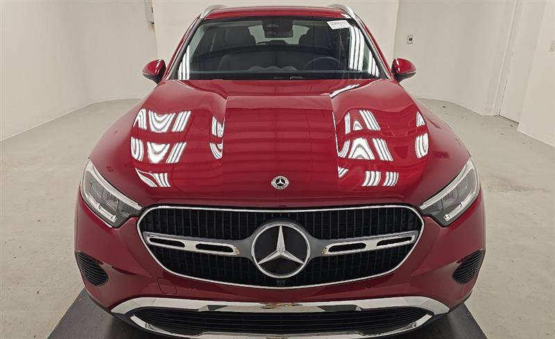 Used 2025 Mercedes-Benz GLC 350e 4MATIC image 2