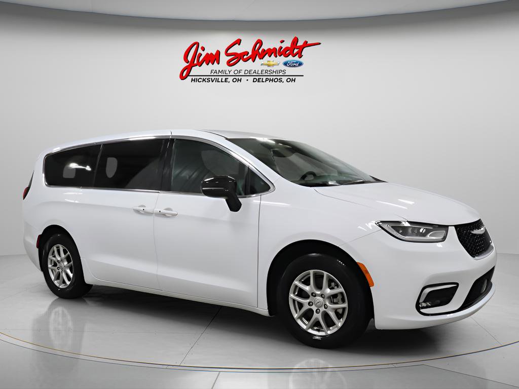 Used 2026 Chrysler Pacifica Select FWD image 2